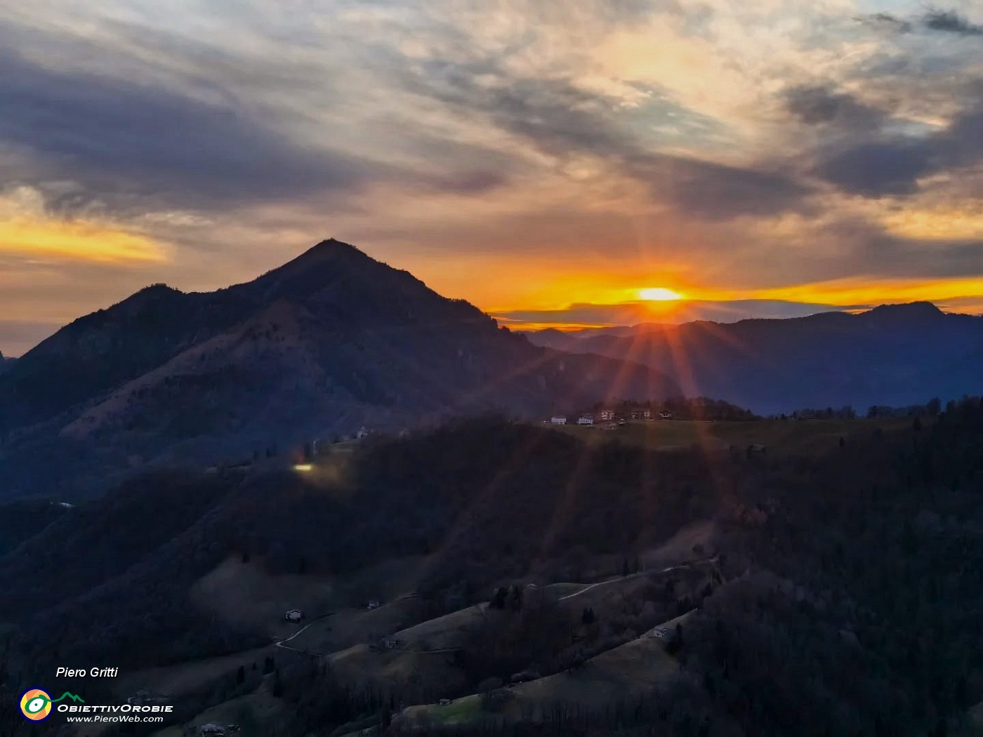 03 Colori del tramonto al Monte Gioco.jpg